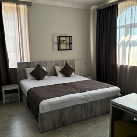 Hotel Menua Ереван Екстериор снимка