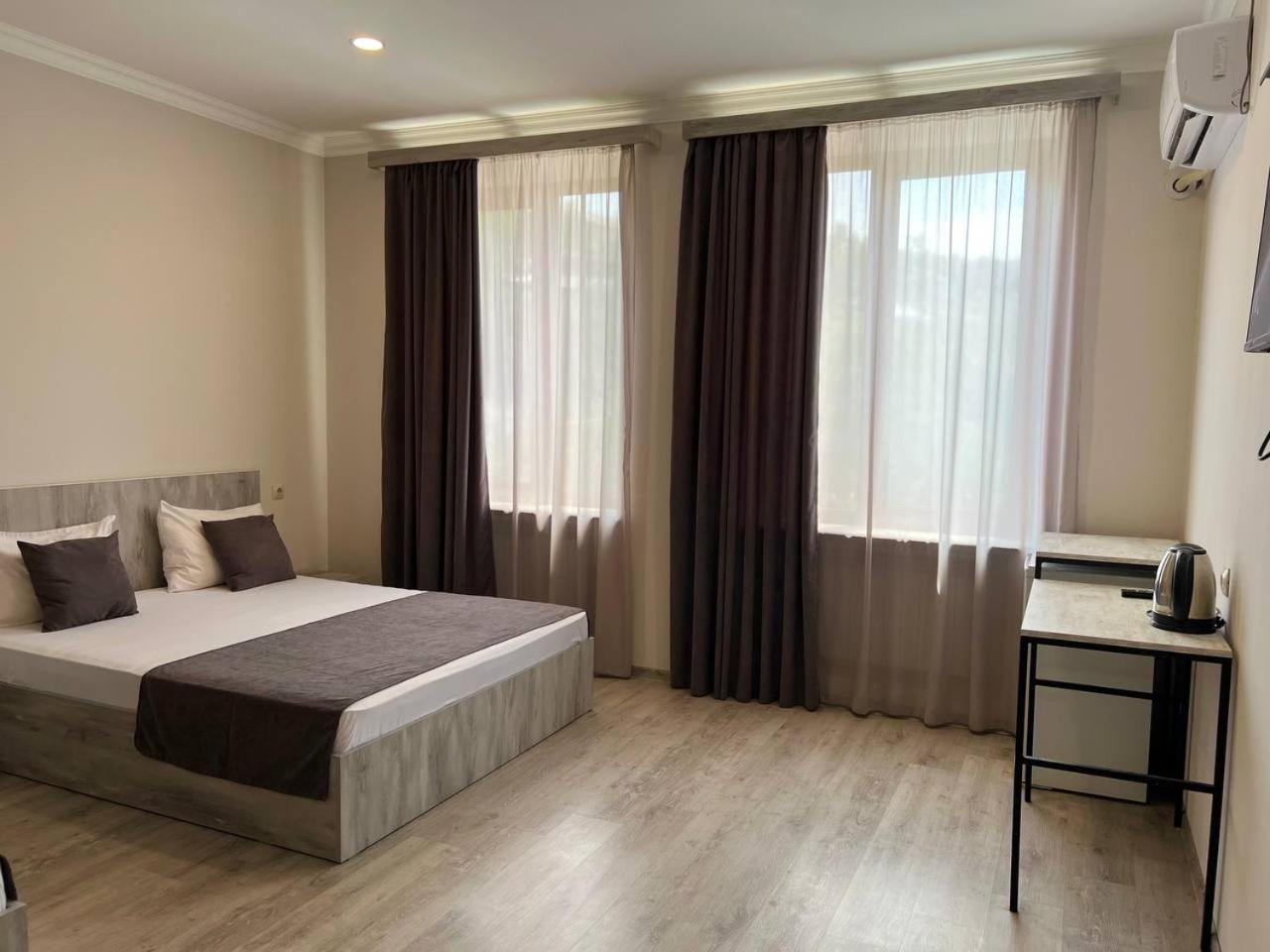 Hotel Menua Ереван Екстериор снимка