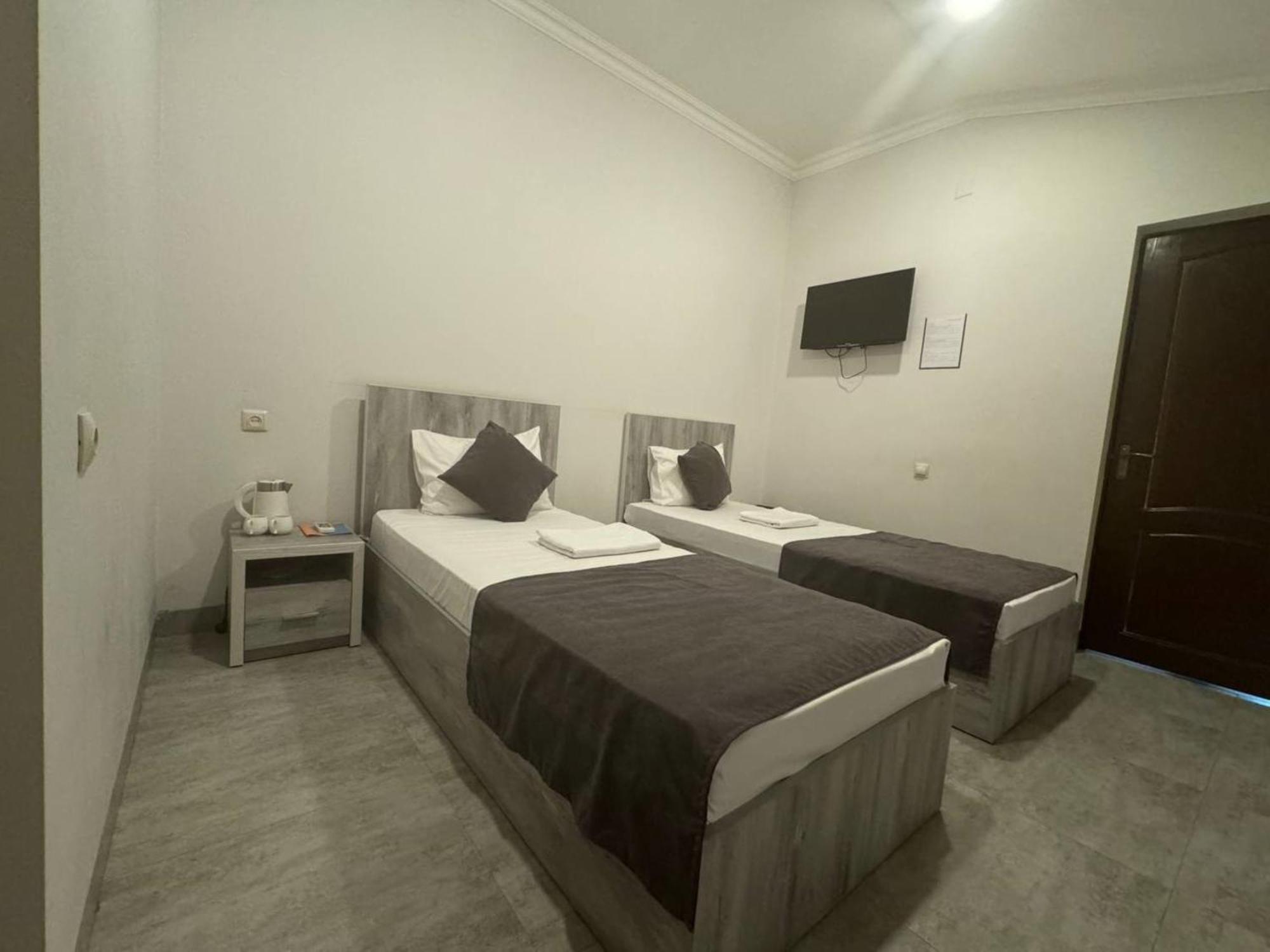 Hotel Menua Ереван Екстериор снимка