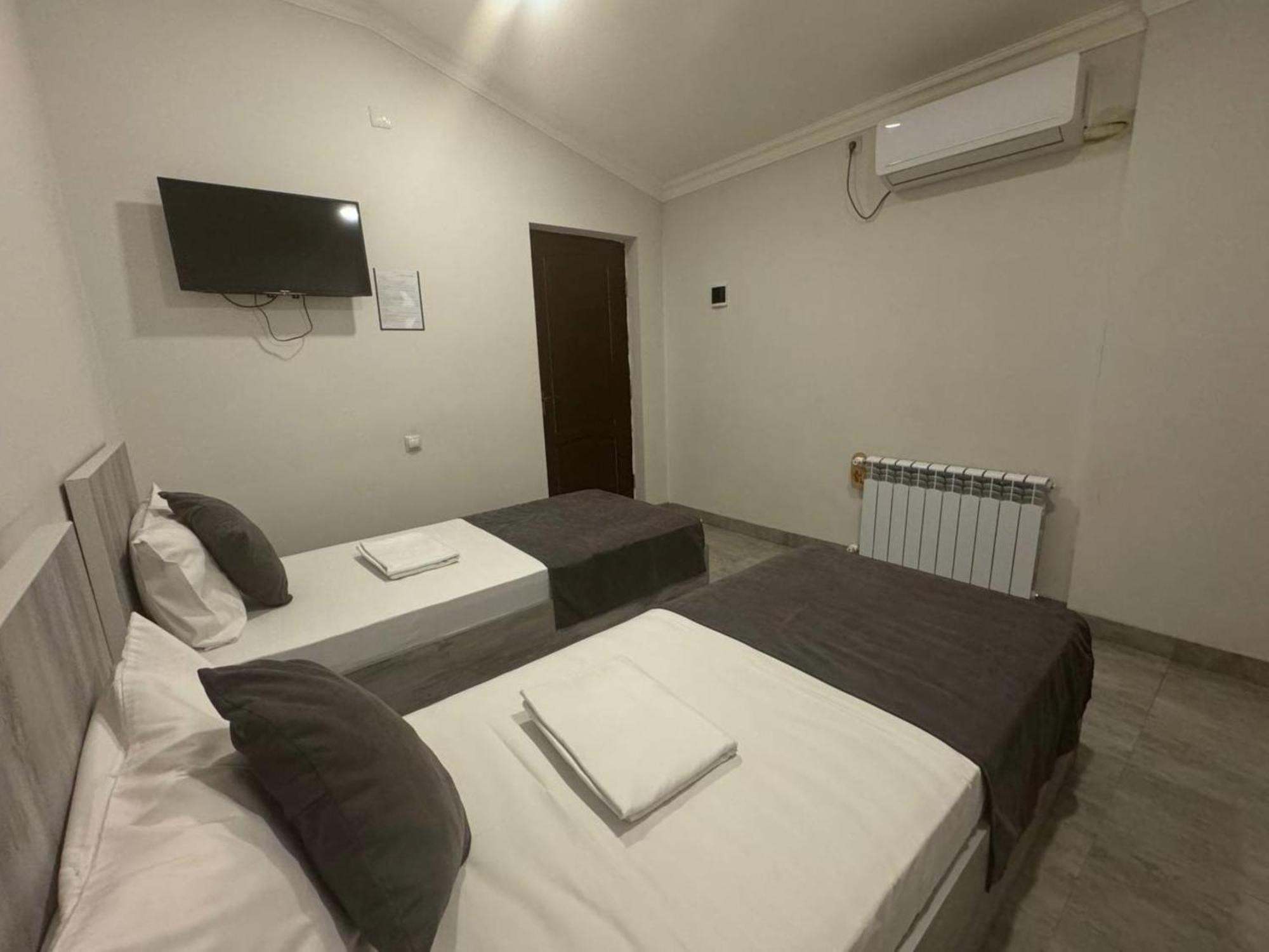 Hotel Menua Ереван Екстериор снимка