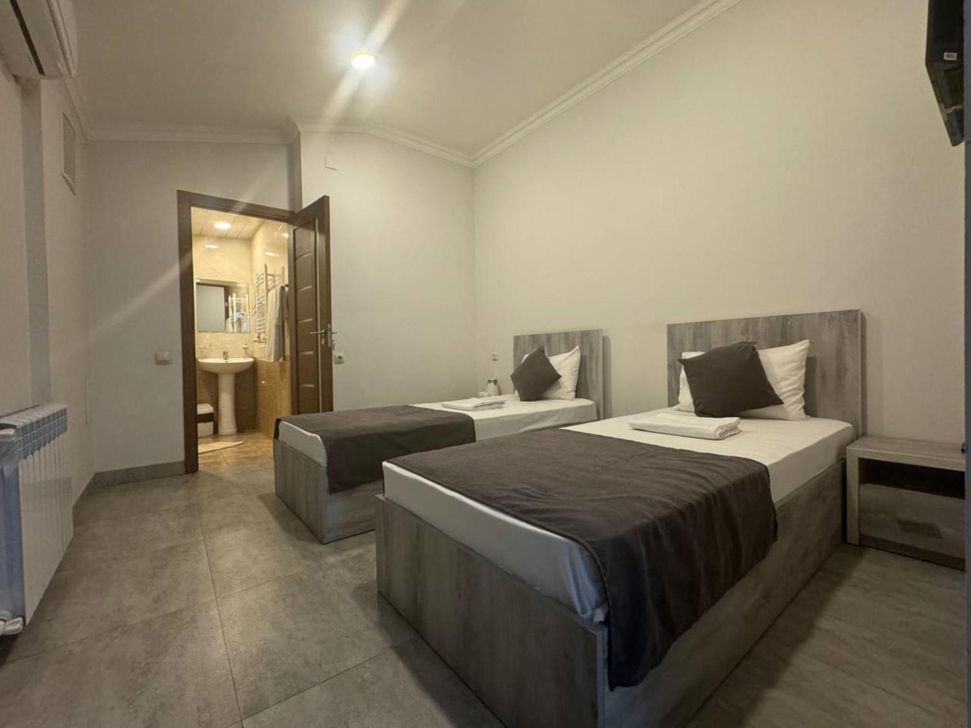 Hotel Menua Ереван Екстериор снимка