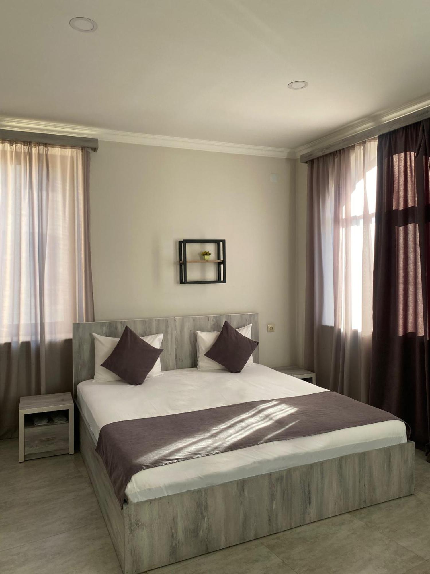 Hotel Menua Ереван Екстериор снимка